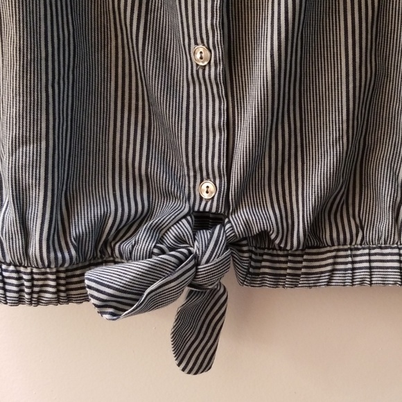 Cold shoulder s/s chambray stripe top, - Picture 2 of 3